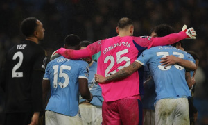 Bức tường thép Donnarumma giúp Man City bám đuổi Arsenal