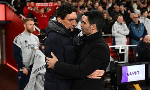 HLV Brentford giải mã bí mật từ những pha bóng chết của Arsenal