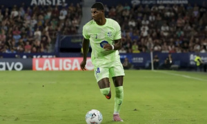 Barca đề nghị đổi Araujo lấy Rashford