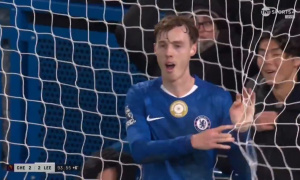 Palmer sút hỏng ở cự ly 1m, vẫn được CĐV bảo vệ