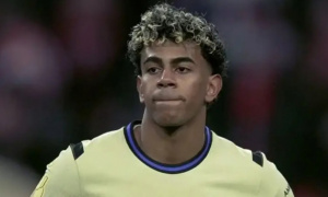 Lamine Yamal đứng sững sờ khi Alvarez sút tung lưới Barca