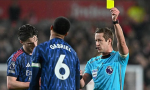 HLV Brentford bức xúc khi Gabriel không bị đuổi