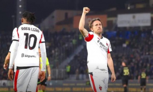 Hỏng penalty và mất người, Milan vẫn thắng Pisa nhờ Modric