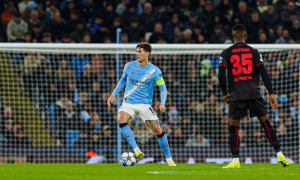 Liverpool được khuyên gây sốc với John Stones