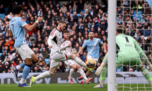 Sky Sports chê hàng thủ Salford nghiệp dư trước Man City