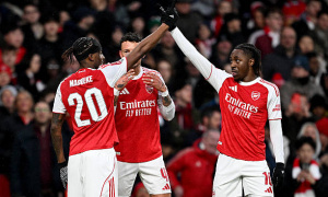 Pardew dự đoán Liverpool phá mộng ăn bốn của Arsenal