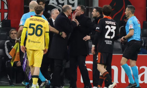 Allegri mắng Fabregas là trẻ ranh tập làm HLV