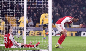 Thói quen đi trên dây đe dọa ngôi vương Arsenal