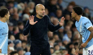 Pep Guardiola dửng dưng khi Man City áp sát Arsenal