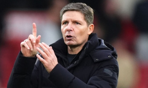 Bị dọa sa thải, HLV Glasner đáp trả CĐV Palace gay gắt