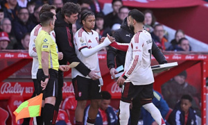 Slot ca ngợi thần đồng 17 tuổi giúp Liverpool thoát hiểm