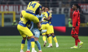 AC Milan thua sốc Parma và bị Inter bỏ xa 10 điểm