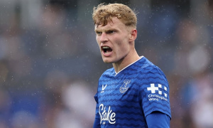 Neville kinh ngạc khi Branthwaite thoát thẻ vàng trước Man Utd