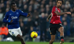 Yoro thắng tranh chấp 100% giúp MU hạ Everton