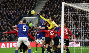 Van der Sar khen Lammens khắc chế chiến thuật của Everton