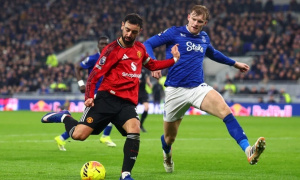 Saha lo Bruno Fernandes quá tải dù MU thắng Everton