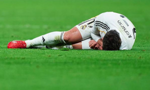 Asencio nhập viện bằng xe cứu thương sau trận thắng của Real