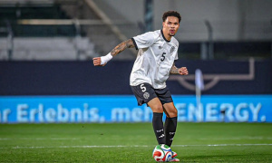 Liverpool nhắm hậu vệ Frankfurt thần tượng Van Dijk