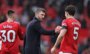 Michael Carrick úp mở kế hoạch giữ chân Harry Maguire