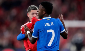 Biến tướng nguy hại từ thói quen che miệng trên sân