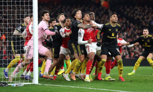 Moyes đòi trọng tài phạt nặng đòn bóng chết của Arsenal