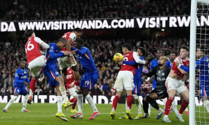 Sai lầm của Robert Sanchez giúp Arsenal dẫn Chelsea 2-1