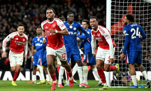 Thắng kịch tính Chelsea, Arsenal giữ vững ngôi đầu bảng