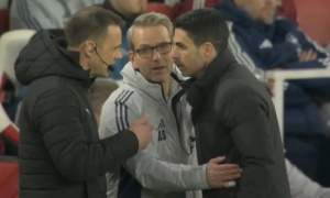 Trọng tài hai lần tước cơ hội phản công của Arsenal trước Chelsea