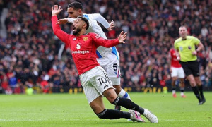 HLV Glasner tố Cunha 'diễn kịch' để lấy phạt đền cho MU