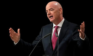 Chủ tịch FIFA đề xuất thẻ đỏ nếu cầu thủ che miệng tranh cãi