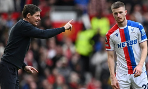 Chạm bóng 30 lần, Wharton tự khép cửa đến MU