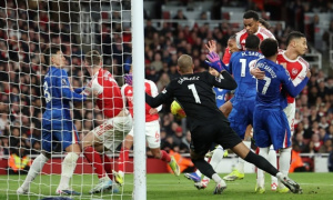 Biến phạt góc thành sàn đấu vật, Ngoại hạng Anh cần luật mới?