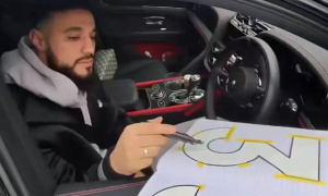 Fan MU ủng hộ Mazraoui xử phũ kẻ bán chữ ký