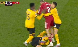 Ekitike châm ngòi màn xô xát dữ dội ở trận Wolves thắng Liverpool