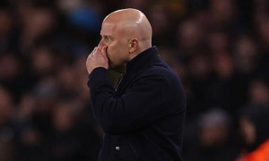 Arne Slot cay đắng vì Liverpool gục ngã ở phút bù giờ trước Wolves