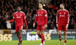 Liverpool thua Wolves 1-2, Van Dijk bị CĐV công kích