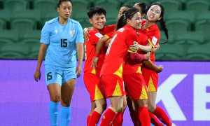 Vạn Sự chói sáng, ĐT nữ Việt Nam hạ Ấn Độ phút bù giờ