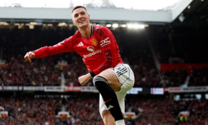 Chỉ trích Sesko, cựu HLV Tottenham phải công khai xin lỗi