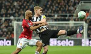 MU trả giá vì Carrick gò ép Mbeumo đá dạt biên phải