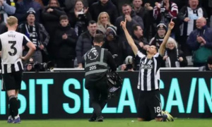 Tại sao Man Utd lại thua ngược Newcastle dù đá hơn người?