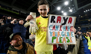 Raya tặng găng tay fan nhí khi Arsenal xây chắc ngôi đầu