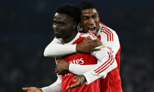 Alan Pardew chỉ trích lối chơi hắc ám của Arsenal