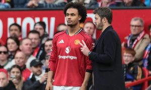 Michael Carrick cần ngừng lãng phí Joshua Zirkzee