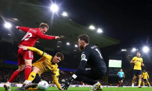 Arne Slot và cuộc đấu trí 72 giờ tại Molineux