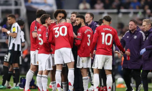 Fan MU chia rẽ sâu sắc về tương lai của Michael Carrick