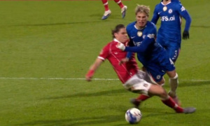 HLV của Wrexham chỉ trích VAR vì tấm thẻ đỏ trước Chelsea