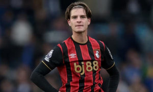 Man Utd nhắm Alex Scott cho kế hoạch đại tu hàng tiền vệ