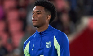 Romano hé lộ câu trả lời của Barca cho MU vụ Alejandro Balde