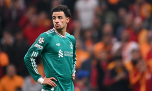 Liverpool gục ngã, CĐV phẫn nộ vì Slot cất Curtis Jones