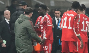 Alphonso Davies bật khóc rời sân trong ngày Bayern Munich đại thắng